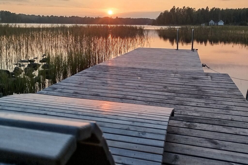 Badesteg am See bei Sonnenuntergang auf Snokebo Gård in Småland