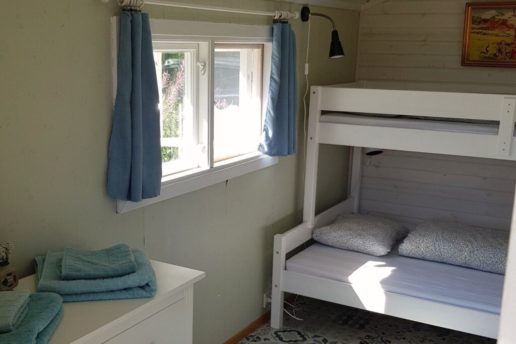 Sovrum i sommarhus med våningssäng