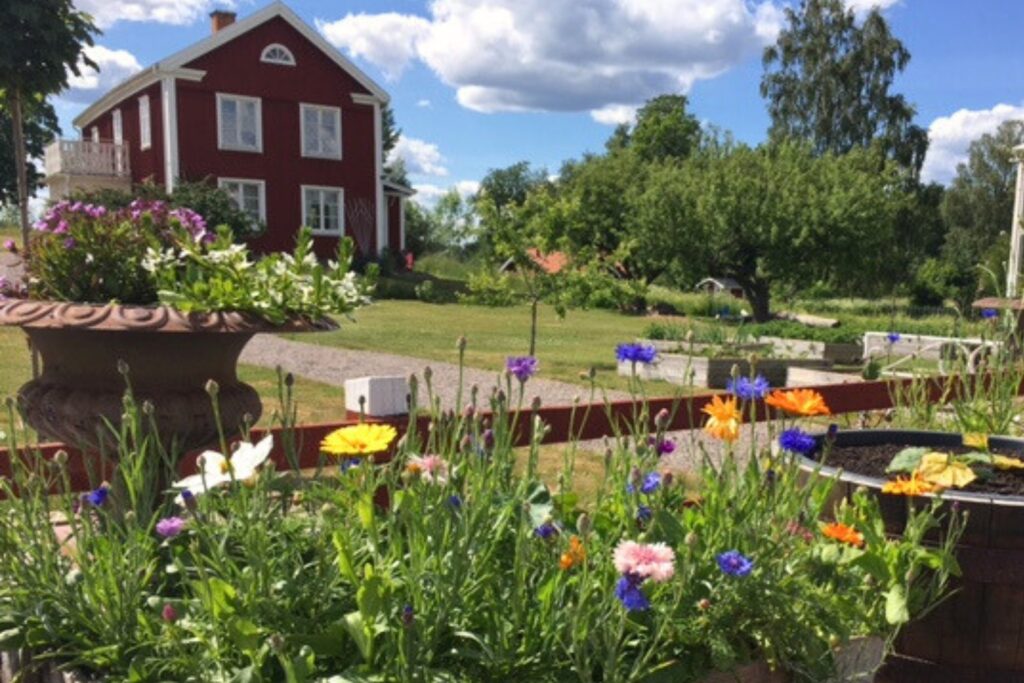 Ferienhaus Farm auf Snokebo Gård mit Blick über den Hof in Småland in Südschweden