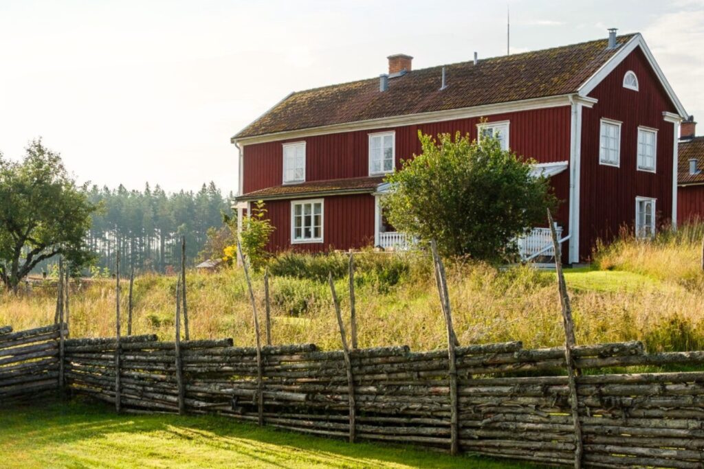 Det röda huset Farm på Snokebo Gård med trädgård och gärdesgård