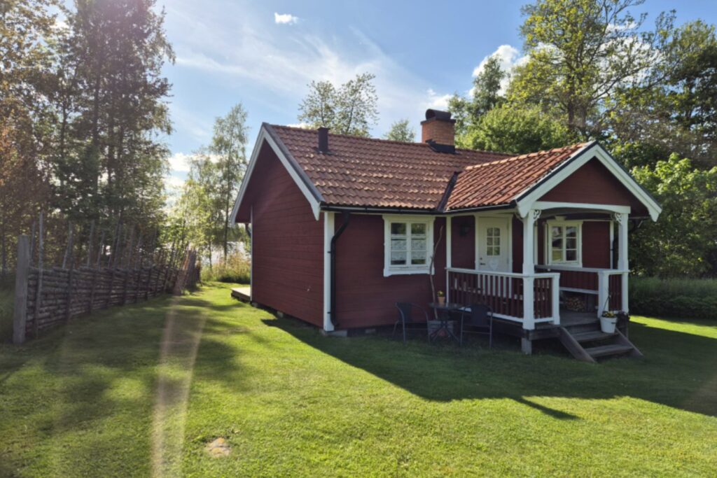 Torpet på Snokebo Gård med trädgård och utsikt mot sjön