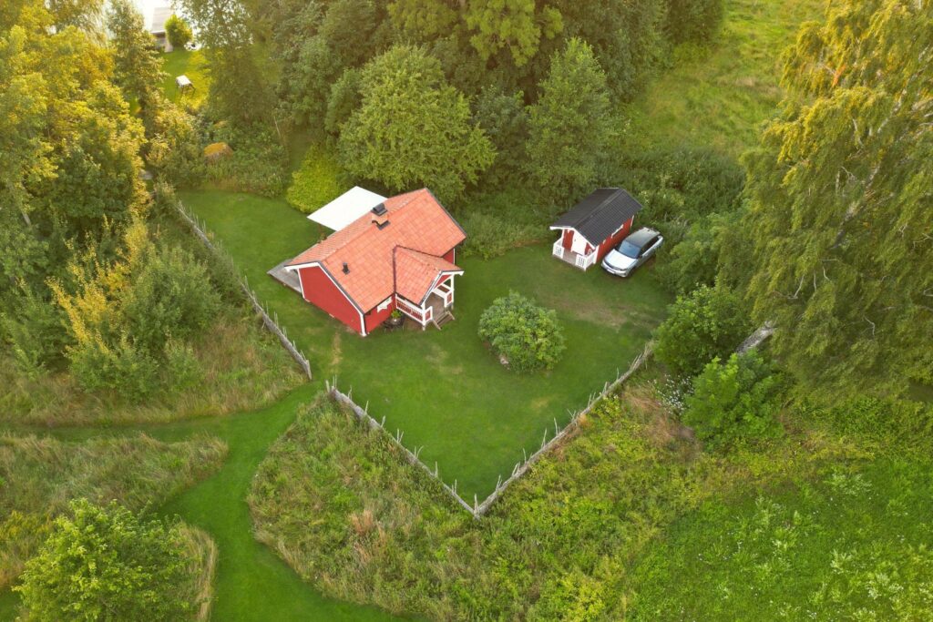 Flygvy över Torpet och trädgården i Småland