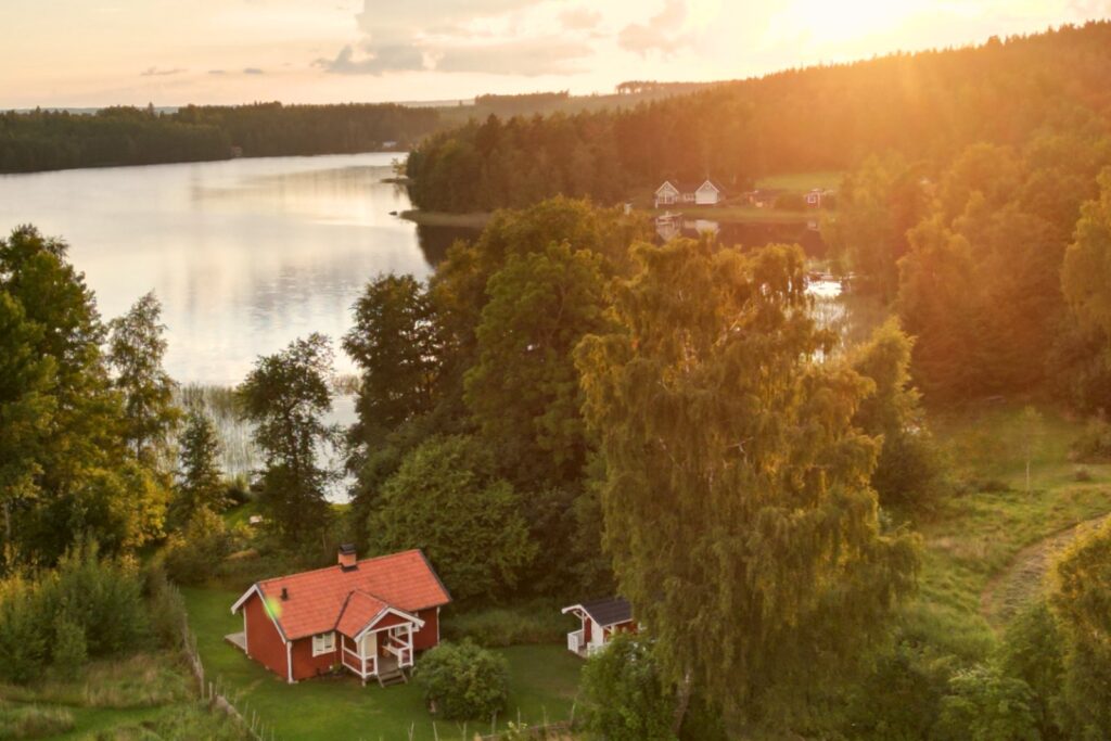 Flygvy över Torpet vid sjön i kvällsljus