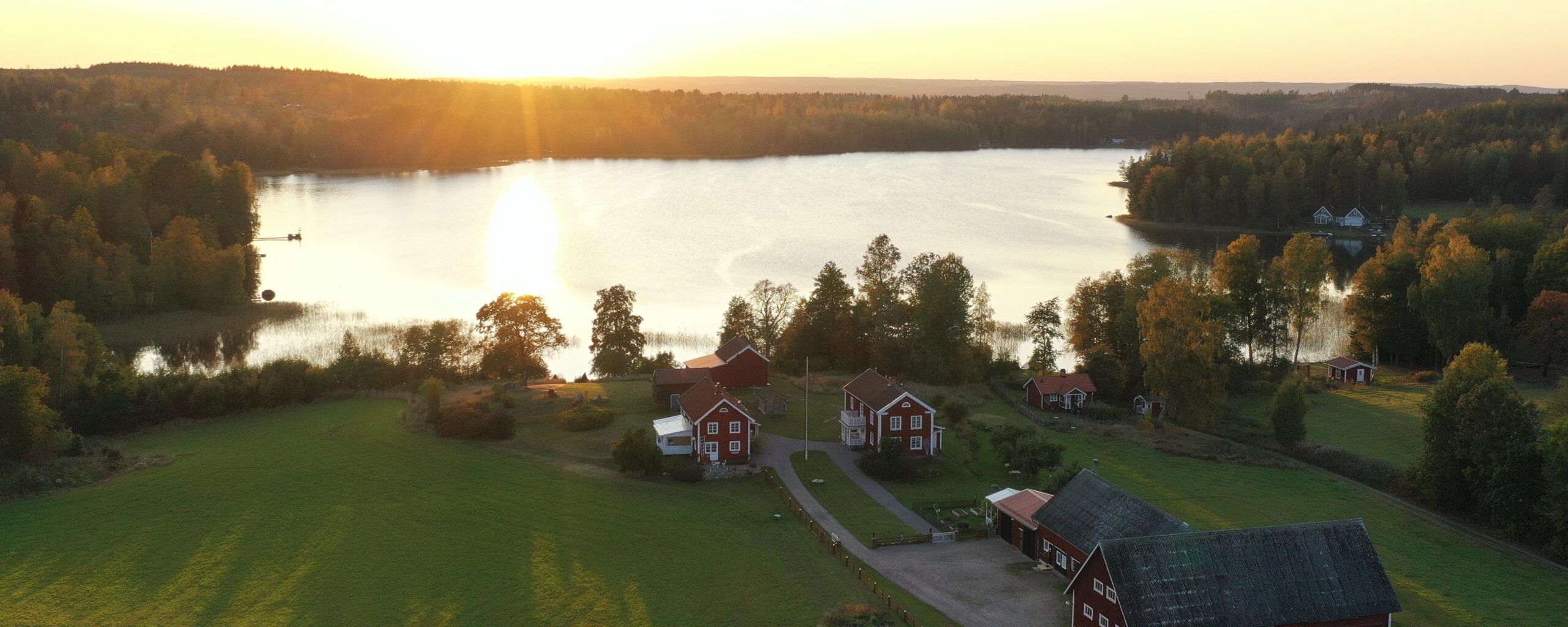 Luftbild von Snokebo Gård mit Ferienhäusern am See in Småland bei Vimmerby in Südschweden