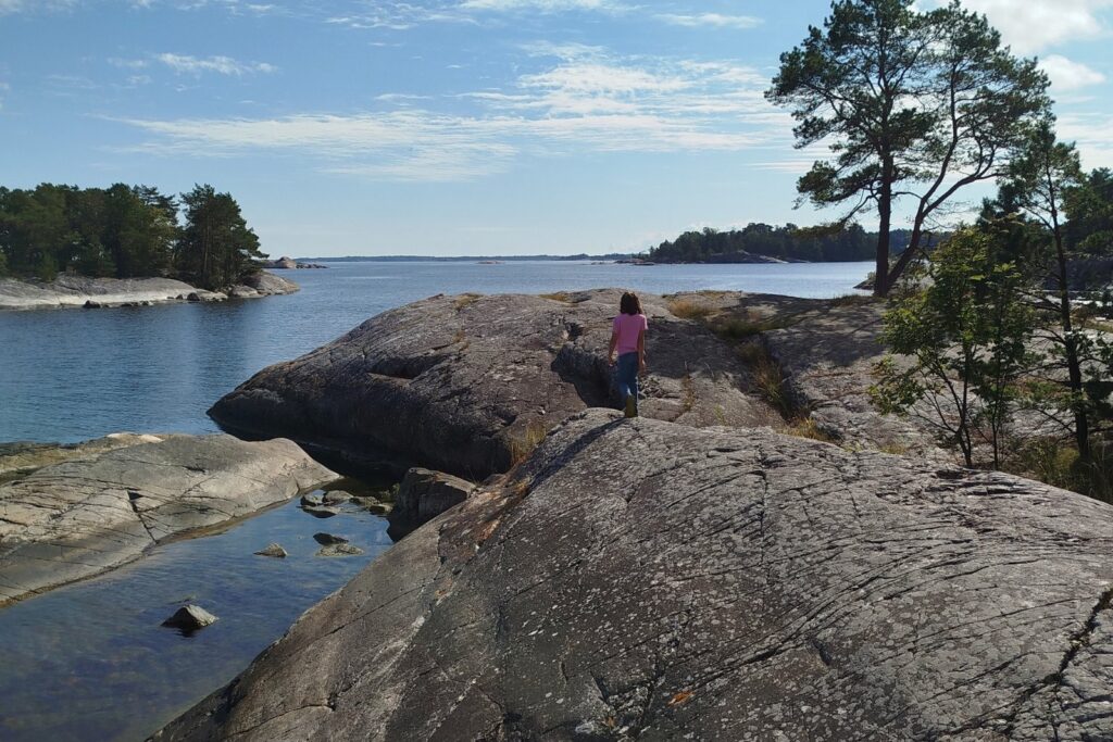 Promenad på klipporna vid Gränsö i Västervik, med utsikt över skärgården och Östersjön