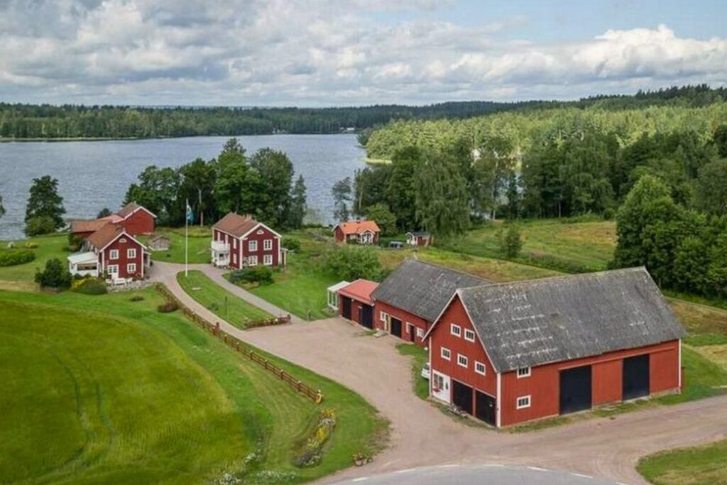 Snokebo Gård från ovan med Farm, omgivande landskap och sjön i bakgrunden