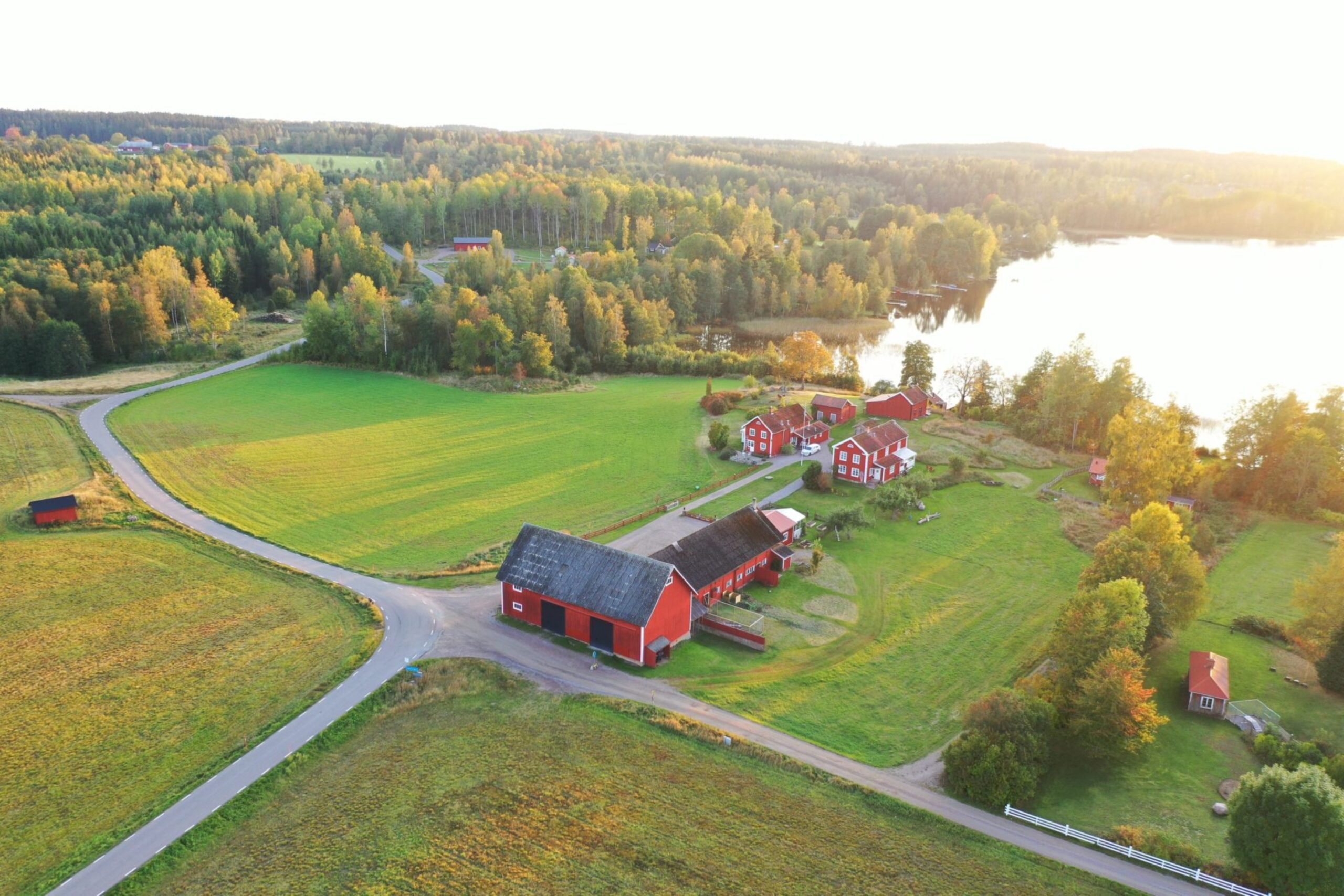 Snokebo Gard Luftbild mit Kreuzung und Weg nach Vimmerby.
