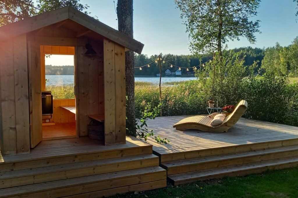 Bastu vid sjön på Snokebo Gård med träaltan och utsikt över vattnet