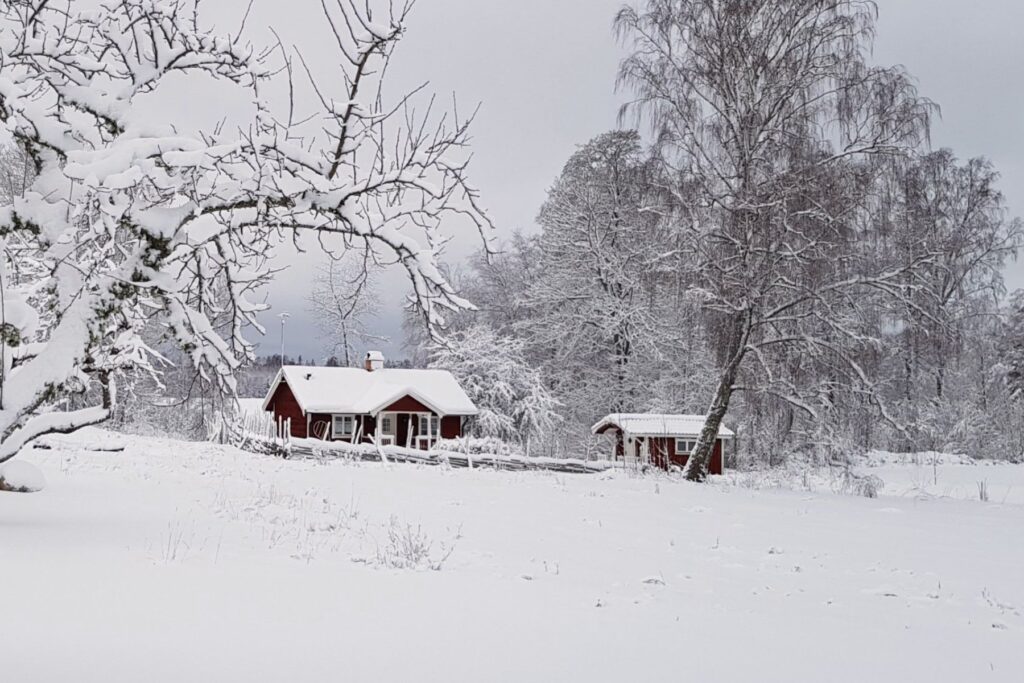 Ferienhaus Torpet auf Snokebo Gard im Winter mit Schnee