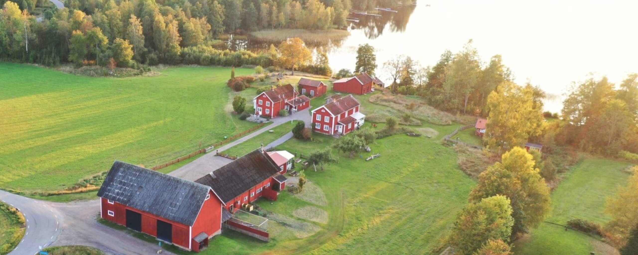 Snokebo Gard Vimmerby Luftbild im Abendlicht