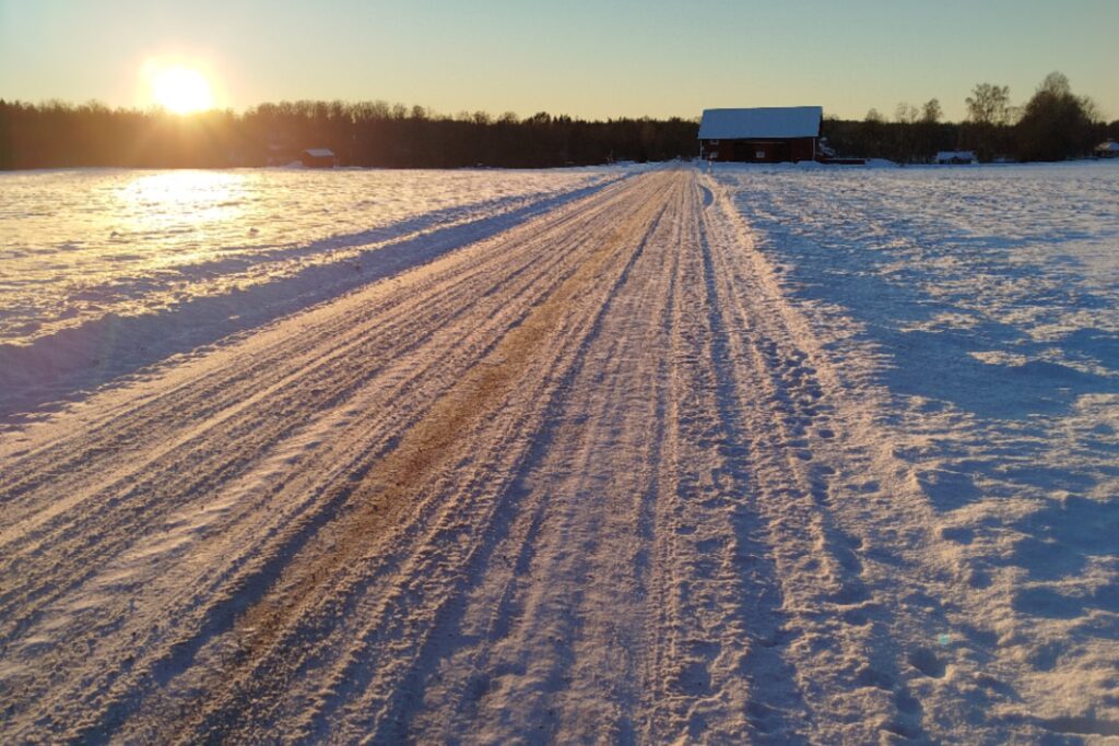 Weg im Winter nach Snokebo Gard am Nachmittag
