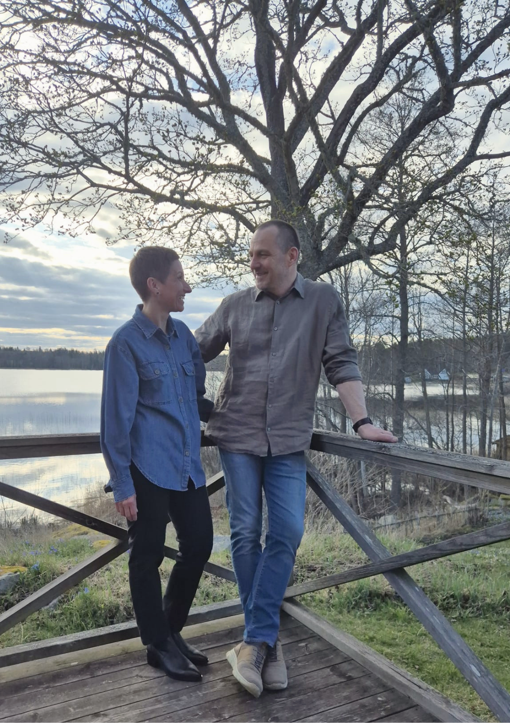 Sylvia und Markus auf der Terrasse mit Blick auf den See bei Snokebo Gård in Småland