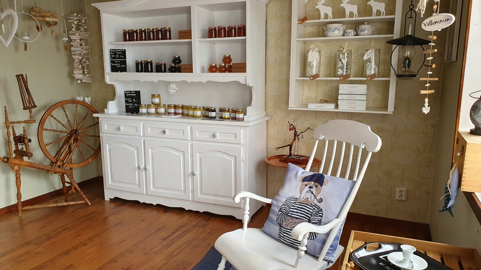 Liten gårdsbutik på Snokebo Gård med sylt och lokala produkter